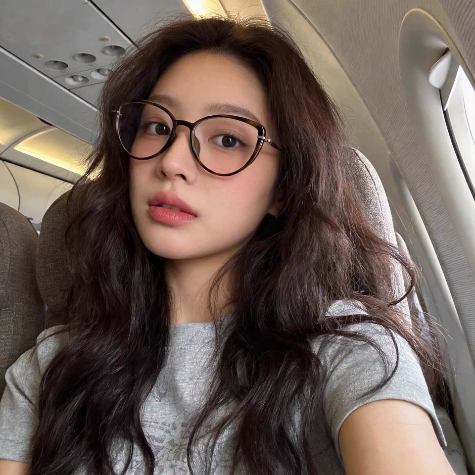 KURAMA eyeglasses worn by model