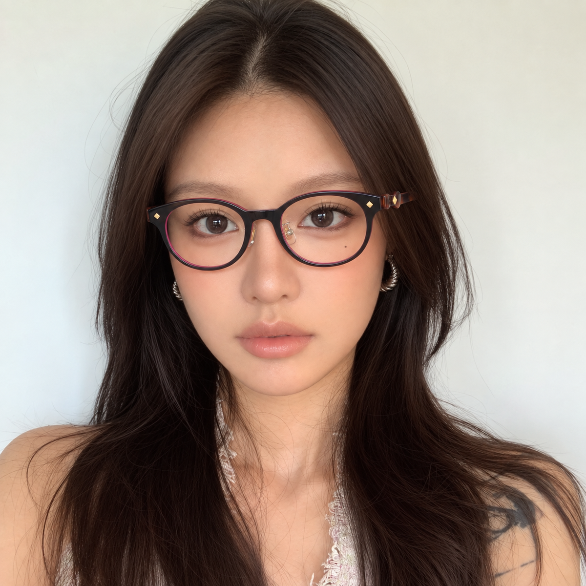 SOLARA model wearing GOODLUUK eyewear 2