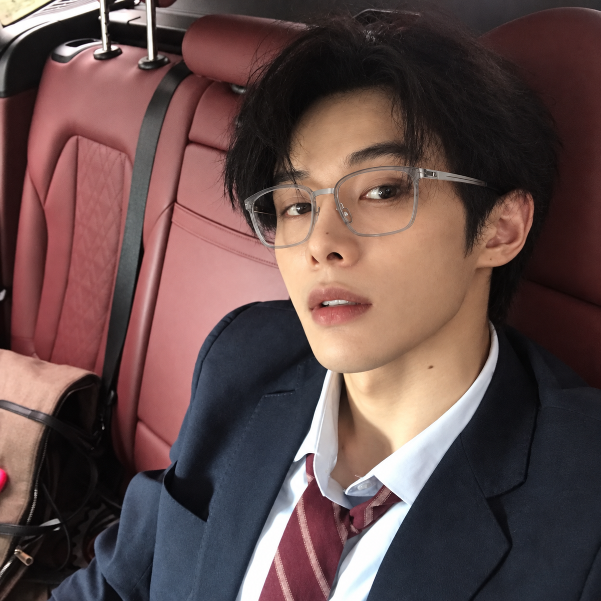 MIZUHO model wearing GOODLUUK eyewear