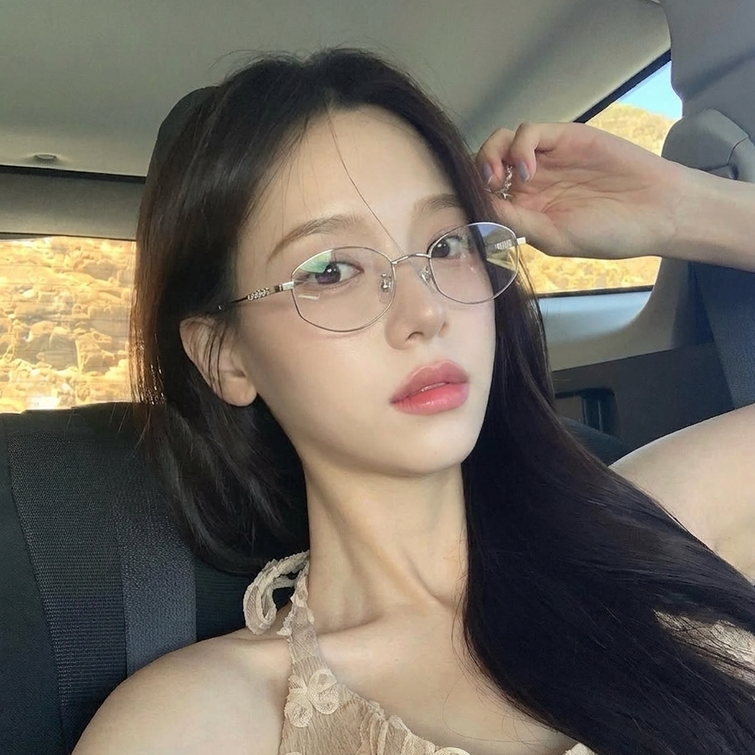 SHION eyewear model photo