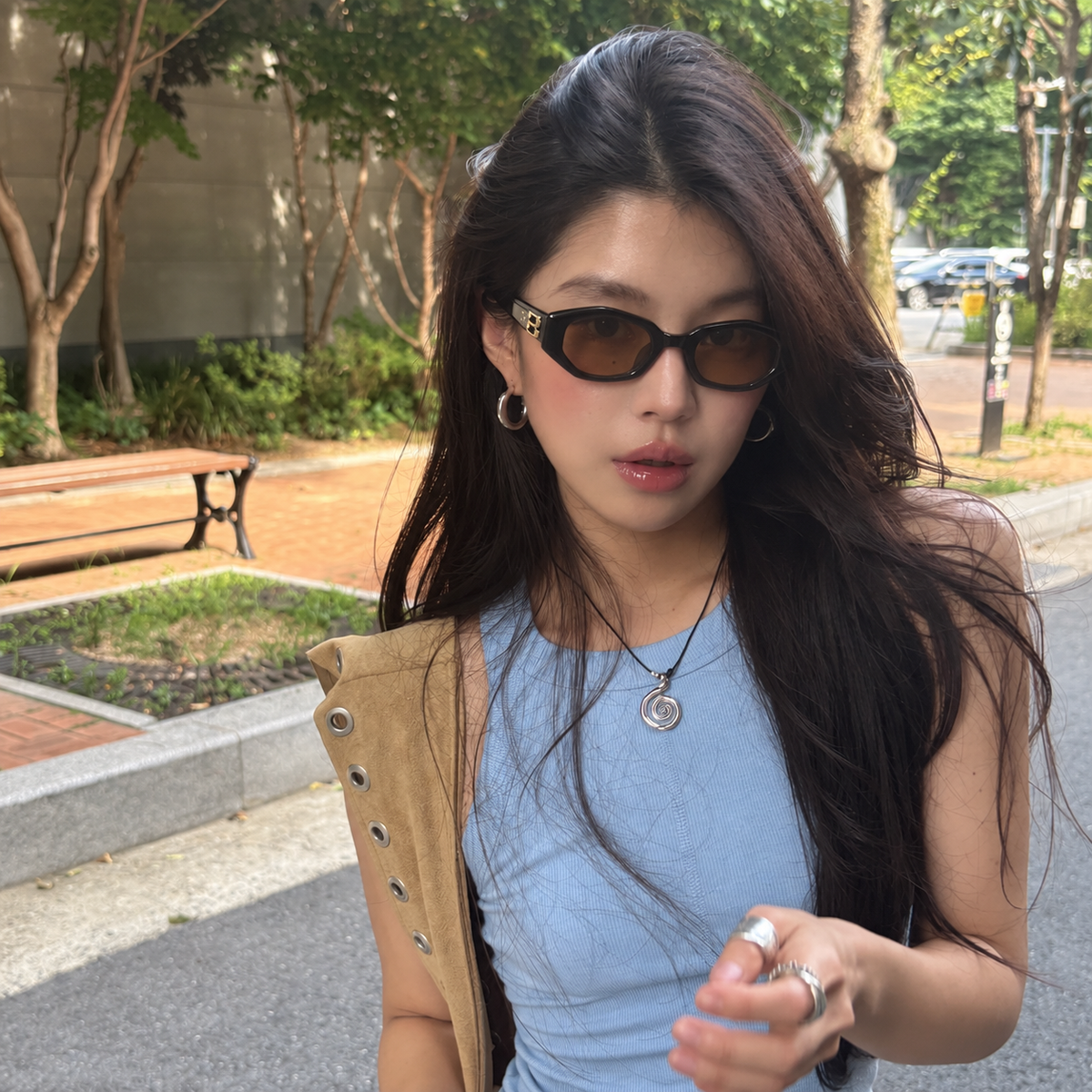 ARDEN model wearing GOODLUUK eyewear